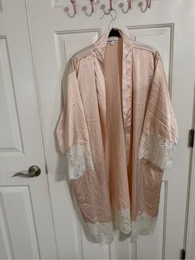 Women's Satin Lace-Trim Kimono Robe in Blush